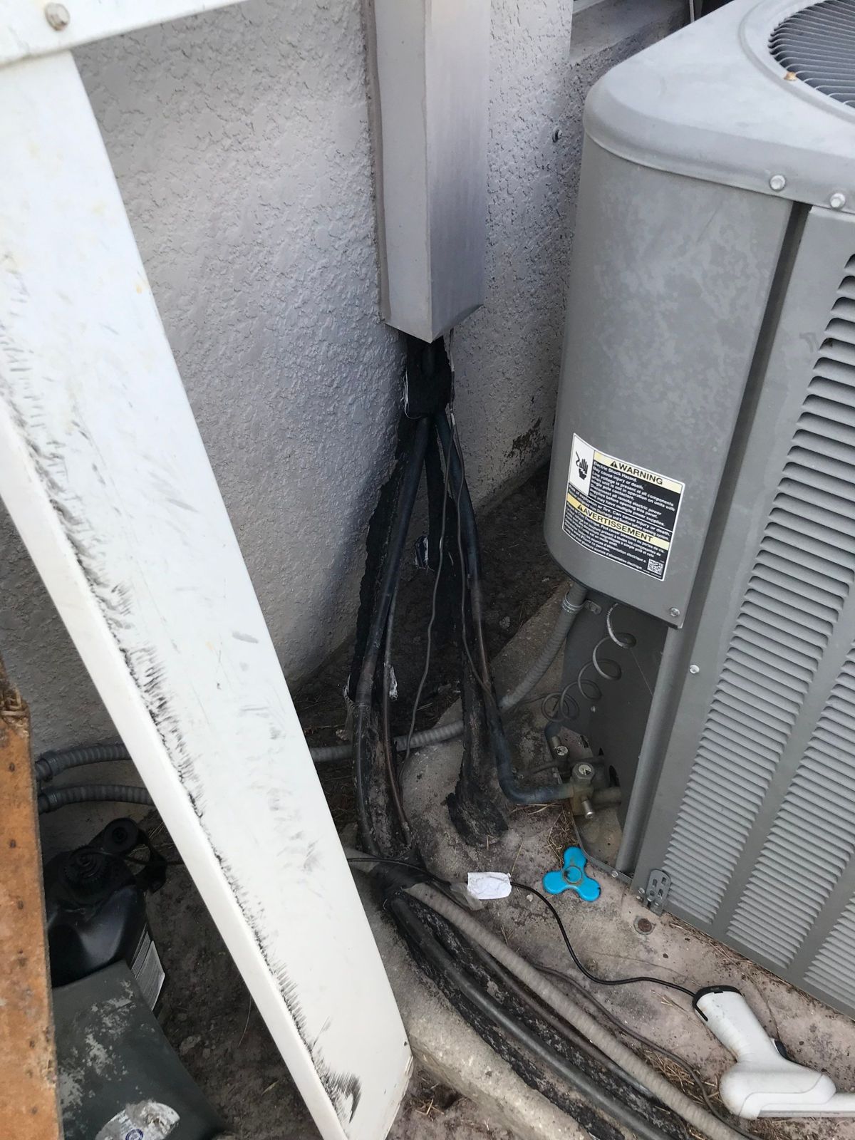 Old outdoor unit beside a Land O' Lakes home before heat pump replacement