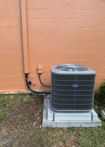 New 3-ton heat pump installed beside a Tampa home